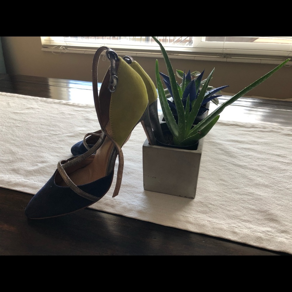 Lien do 2 colors shoes from Anthropology 💙💛